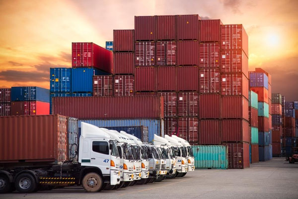 Melayani pengangkutan barang proyek dan kebutuhan logistik dengan armada dan sistem
distribusi yang efisien dan aman.