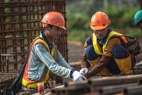 Menangani pekerjaan pembangunan struktur bangunan, pengecatan industri, pembuatan tangki,
serta pembangunan fasilitas kantor dan industri lainnya.